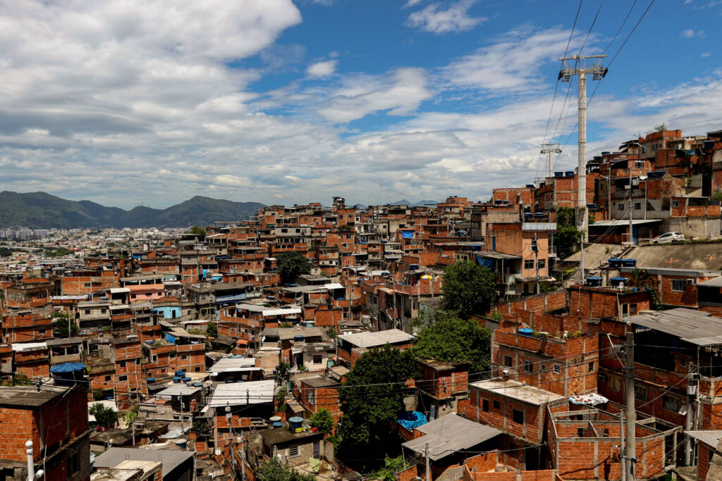 O contraste da favela e o asfalto é um clássico exemplo da desigualdade persistente no Brasil, mas não é o único.