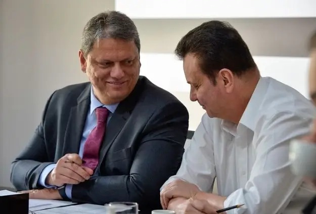 O governador Tarcísio de Freitas (Republicanos) acompanhado do Secretário de Governo e Relações Institucionais do Estado de São Paulo, Gilberto Kassab.