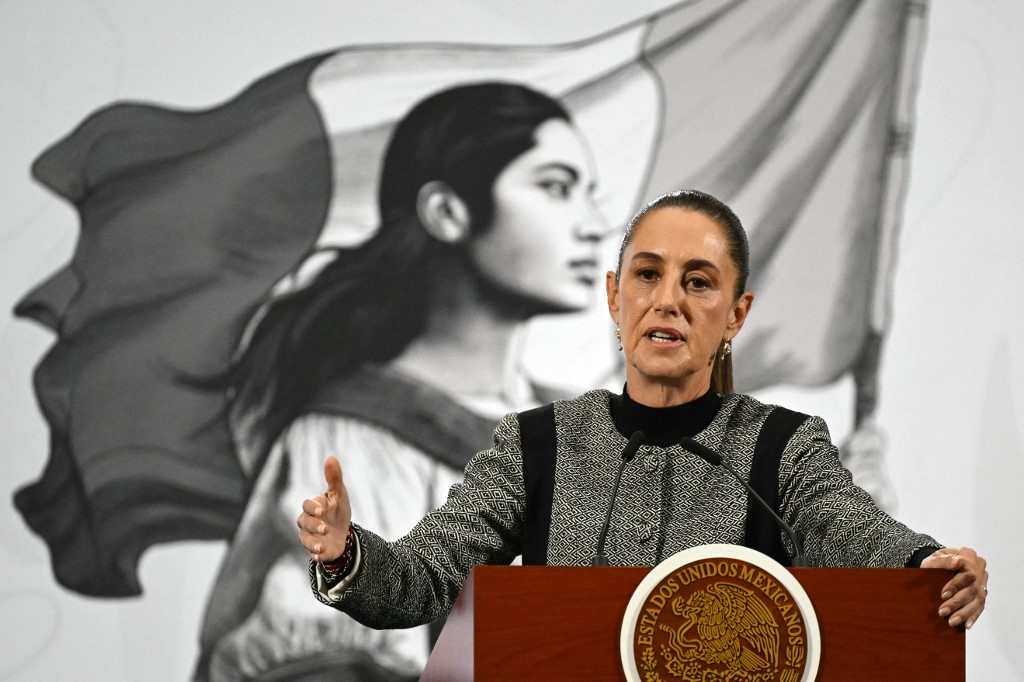 A presidente do México, Claudia Sheinbaum, fala durante sua coletiva de imprensa diária no Palácio Nacional, na Cidade do México, em 28 de novembro de 2025.