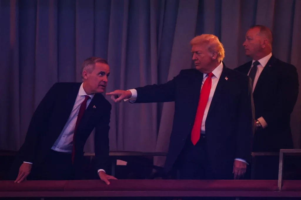 O primeiro-ministro do Canadá, Mark Carney, com o presidente dos EUA, Donald Trump, no sorteio da Copa do Mundo FIFA de 2026, que será realizada nos EUA, Canadá e México, no Kennedy Center, em Washington, DC, em 5 de dezembro de 2025.
