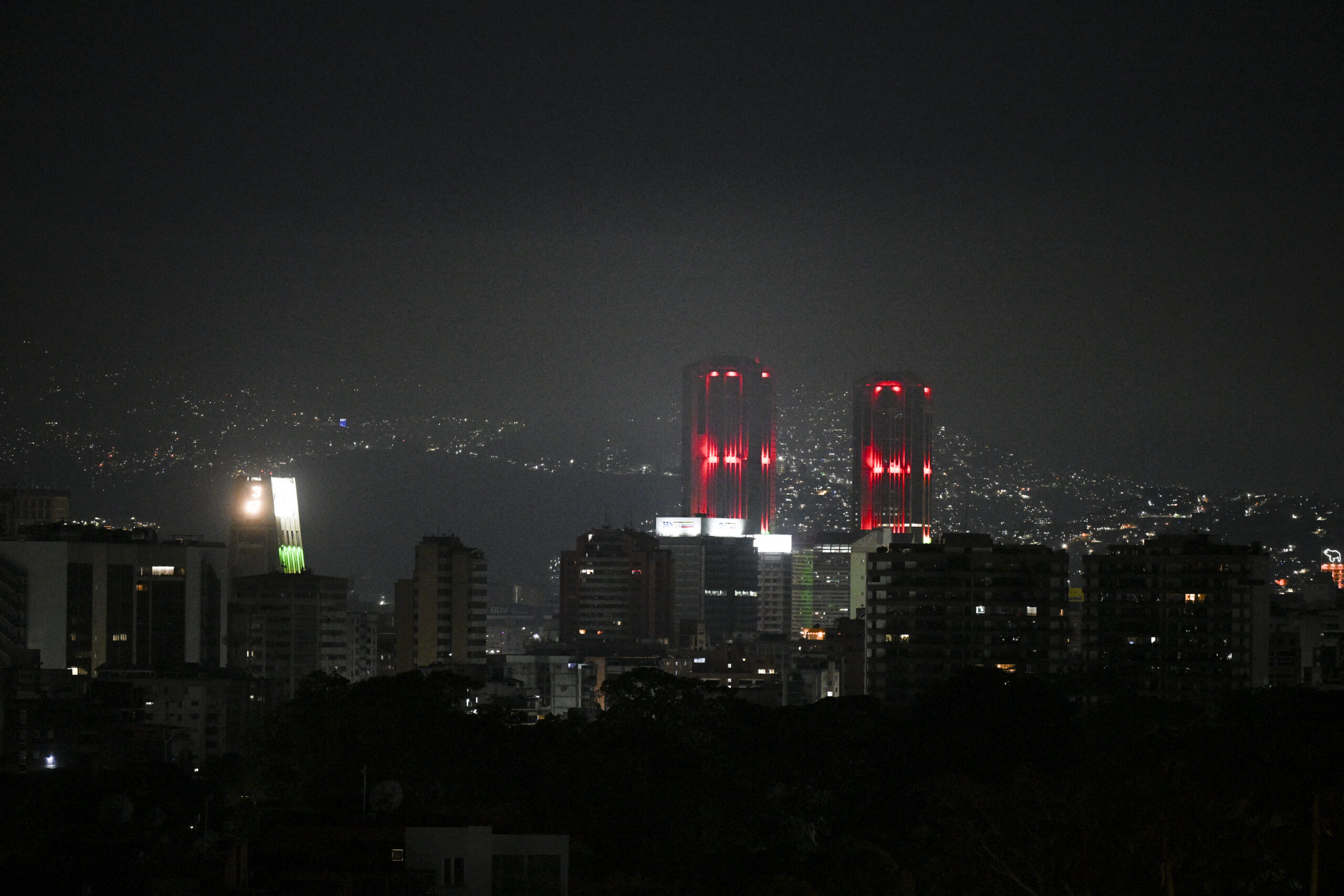 Imagens noturnas de Caracas após os ataques deste sábado(03)