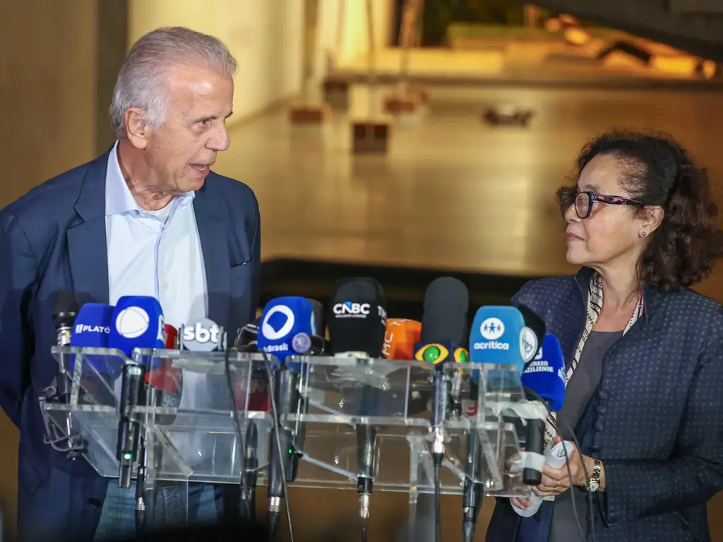 Ministro da Defesa, José Múcio, e embaixadora Maria Laura da Rocha em coletiva sobre invasão estadunidense na Venezuela