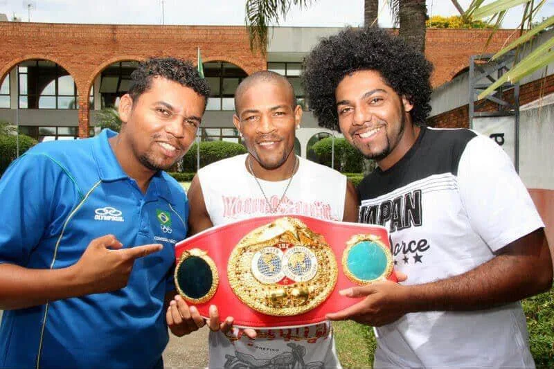 Sertão segura o cinturão conquistado, ao lado dos treinadores Gabriel e Ivan de Oliveira.