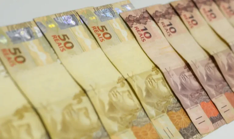 Novo salário mínimo de R$ 1.621 entra em vigor; saiba o que muda