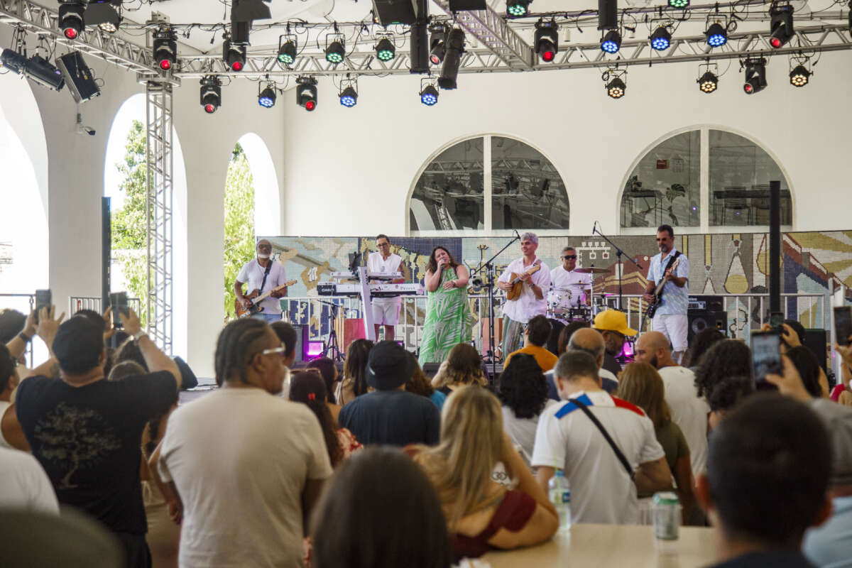 A cultura ocupa o tempo das férias e transforma espaços públicos em territórios de encontro, criação e memória no Ceará.
