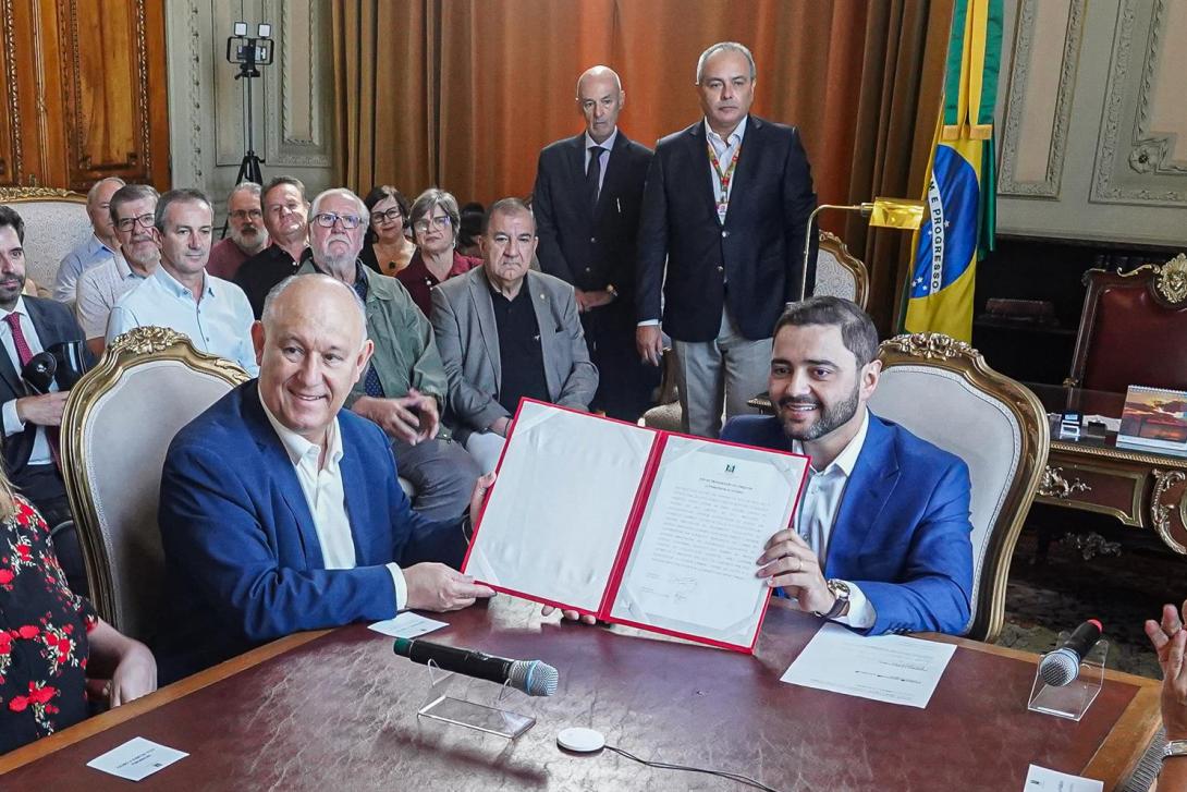 Deputado Pepe Vargas em cerimônia no Palácio Piratini ao assumir como governador em exercício do Rio Grande do Sul