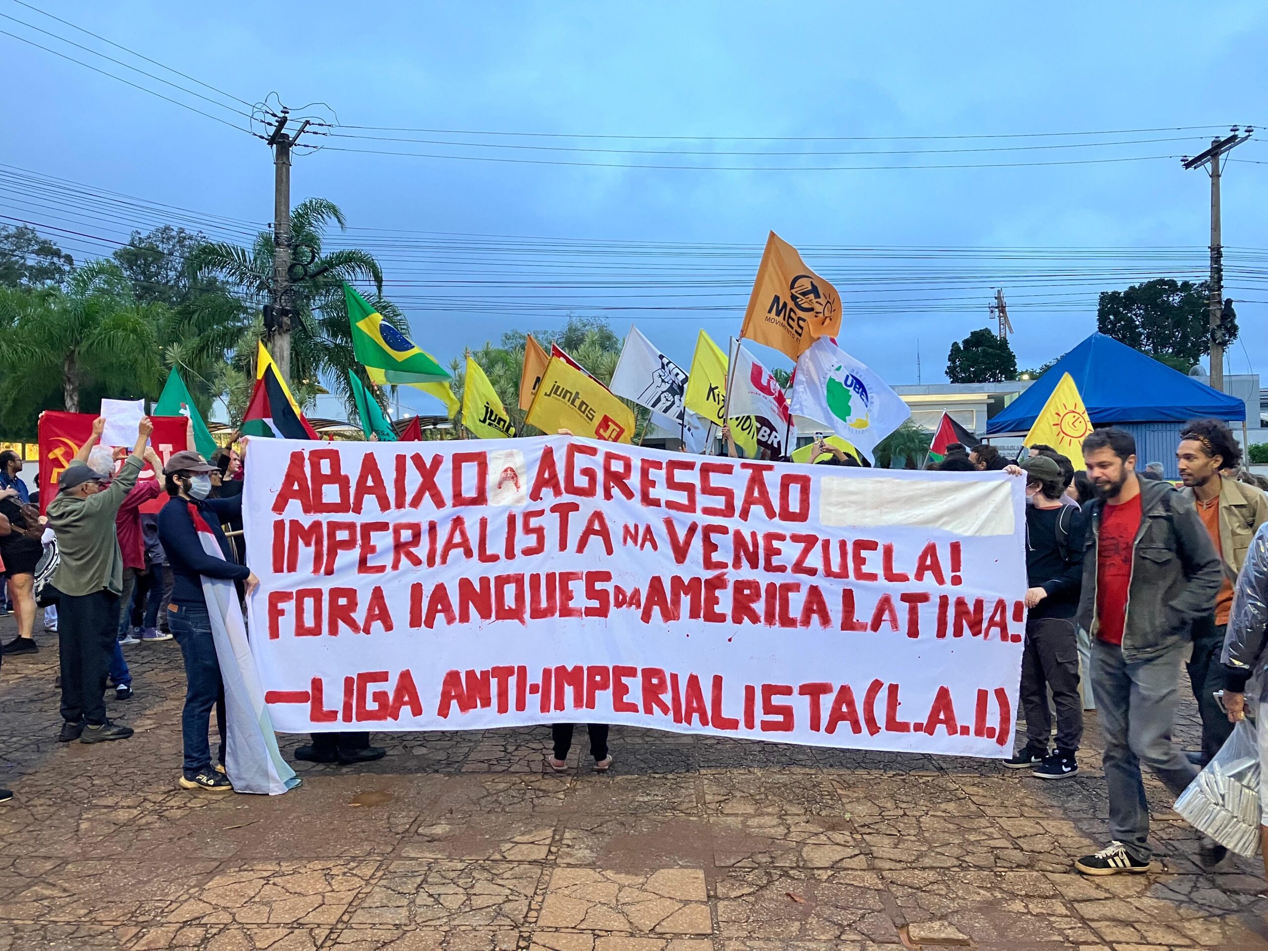 Manifestantes se concentram no Museu Nacional da República