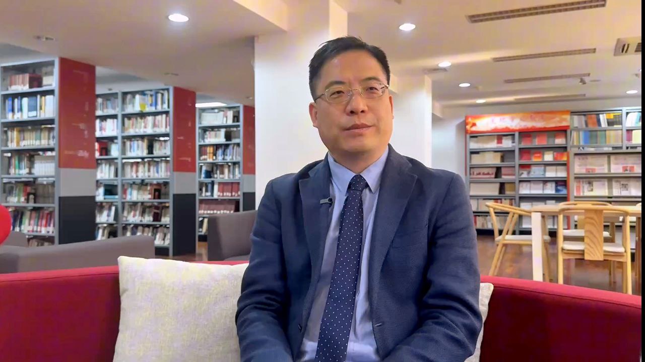 O Centro de Estudos Latino-Americanos da Universidade de Xangai é referência na China em pesquisas e cooperação com a América Latina. Professor Niu Haibin na biblioteca, onde concedeu entrevista ao BdF