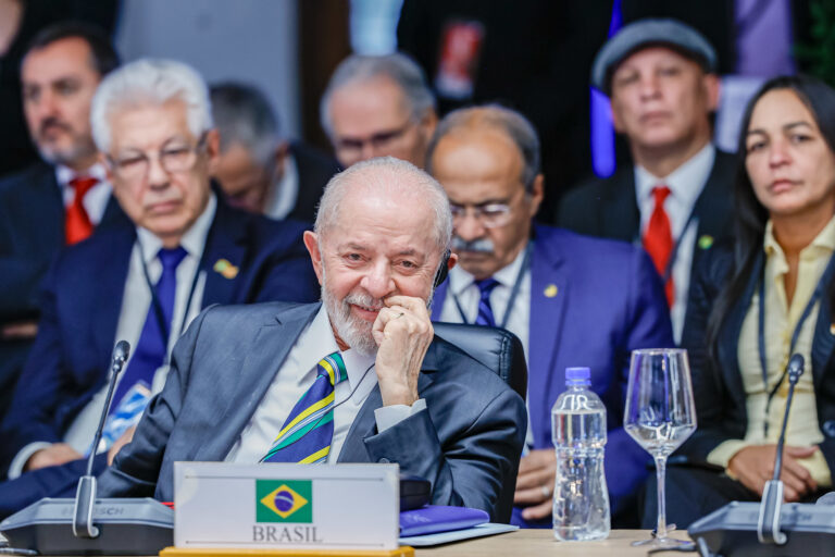 Lula trabalha para isolar Milei, ocupar liderança regional e preservar eleições no Brasil