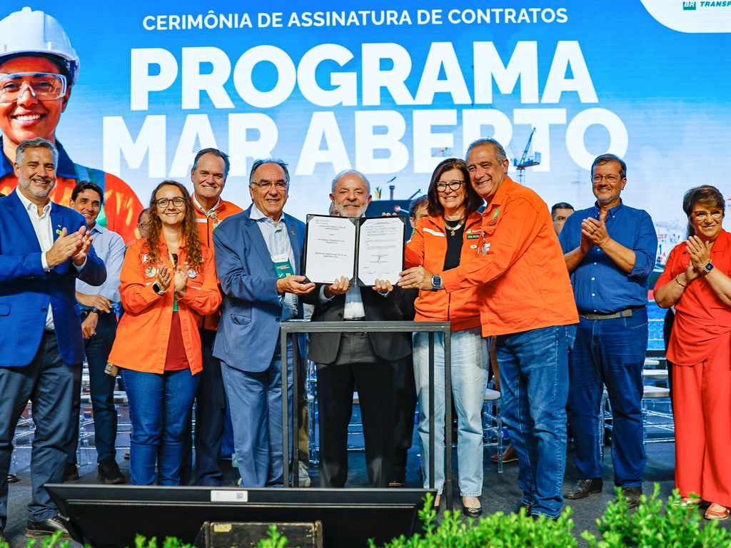 Presidente Lula participa de cerimônia de assinatura de contratos para construção de navios gaseiros, empurradores e barcaças em Rio Grande (RS)