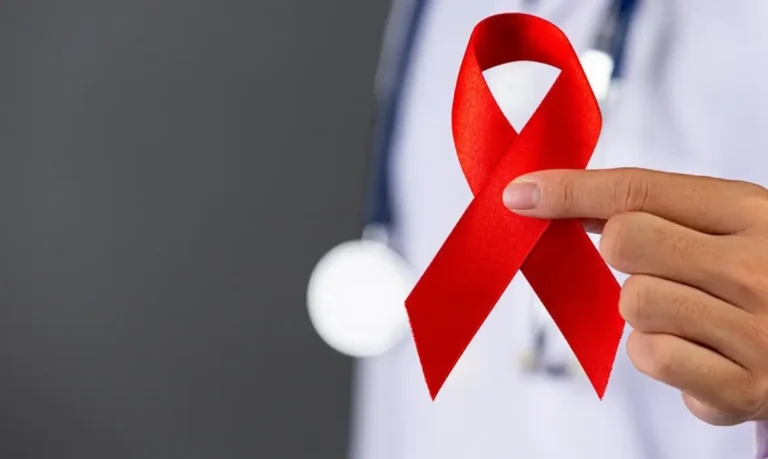'Não é falta de recursos, é escolha política': Conferência de Aids debate financiamento no RJ