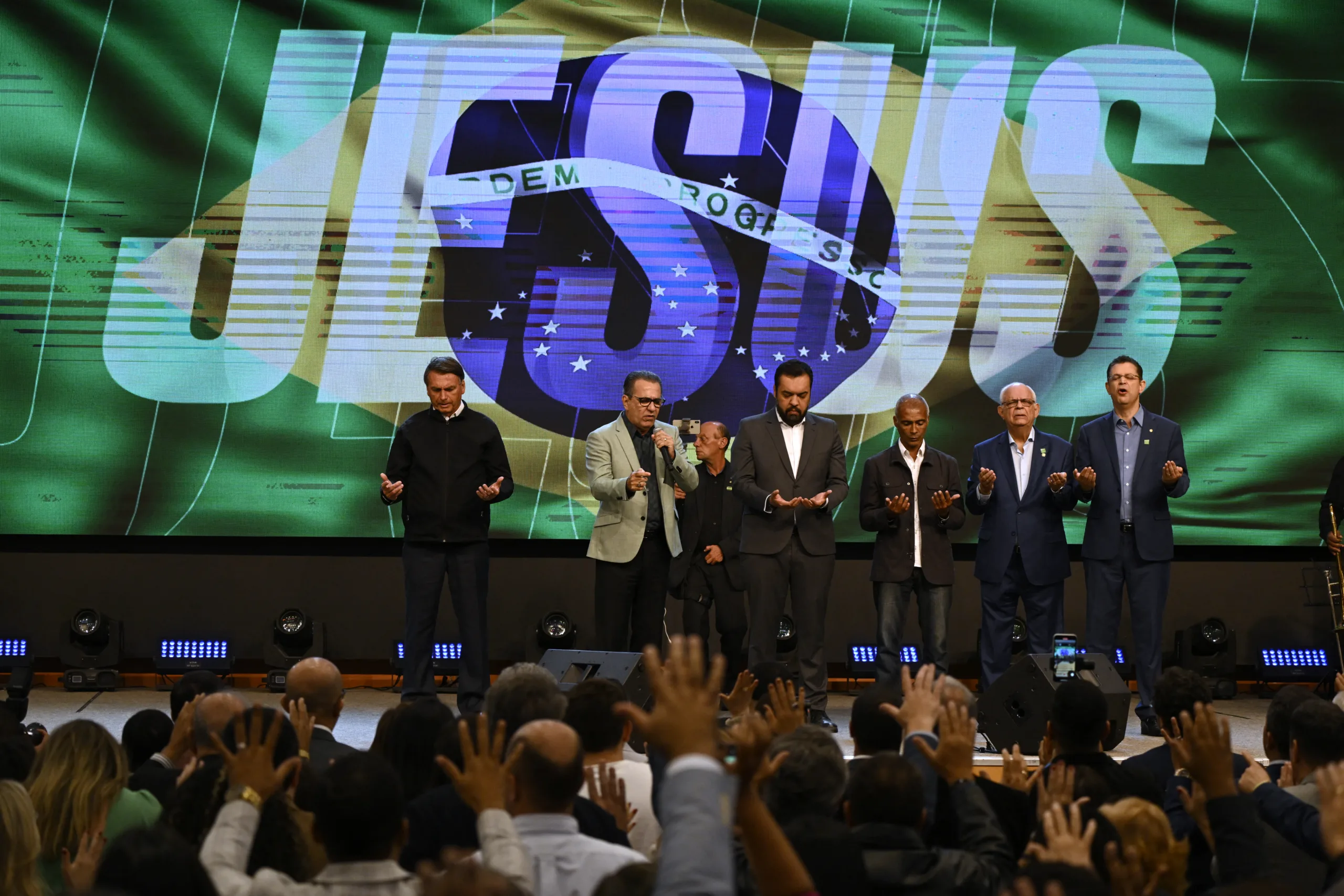Igrejas mencionadas nas investigações do Coaf receberam o ex-presidente Jair Bolsonaro em cultos