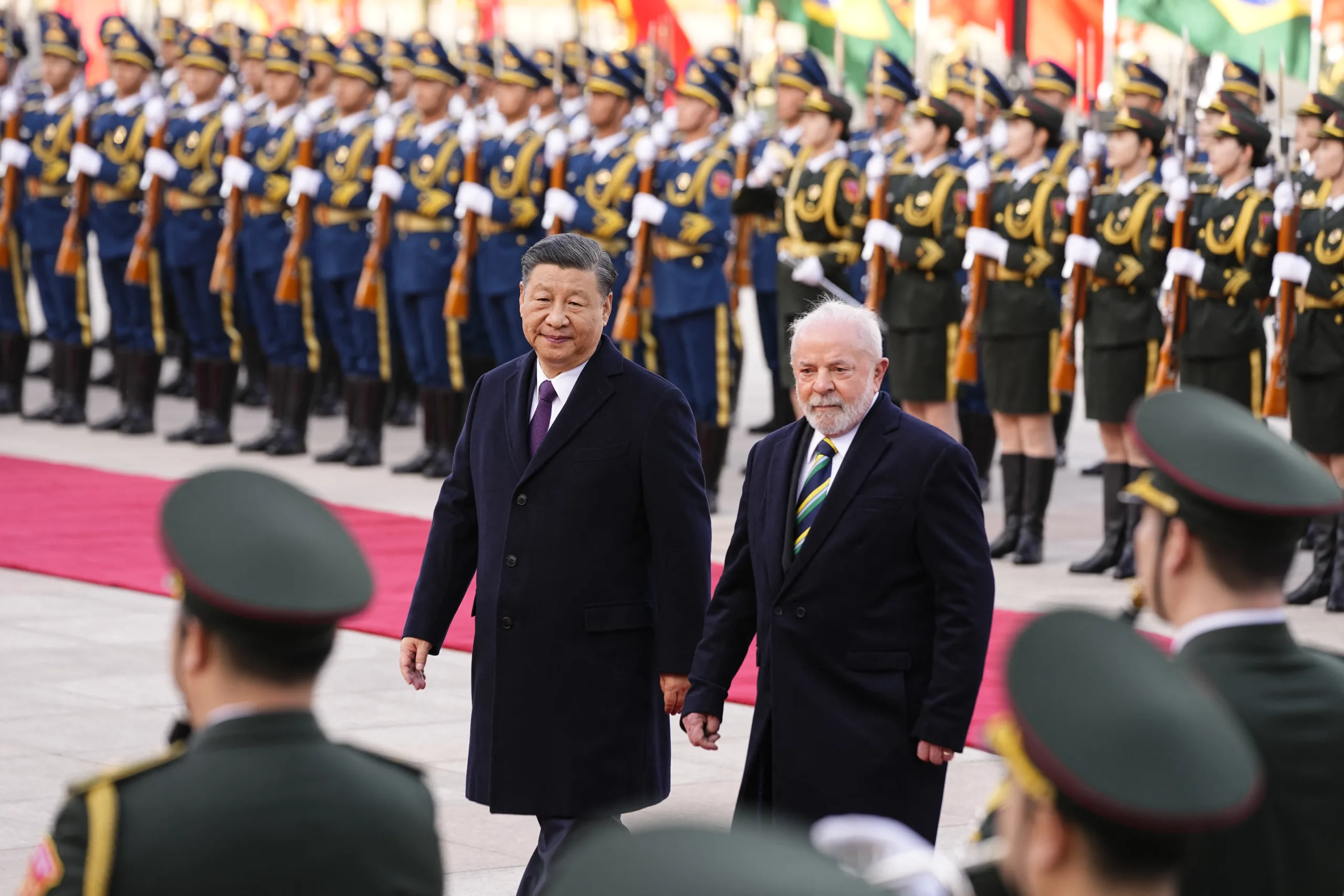 Presidente chinês Xi Jinping e o presidente brasileiro Luiz Inácio Lula da Silva em cerimônia de boas-vindas no Grande Salão do Povo, em Pequim - 14 de abril de 2023.