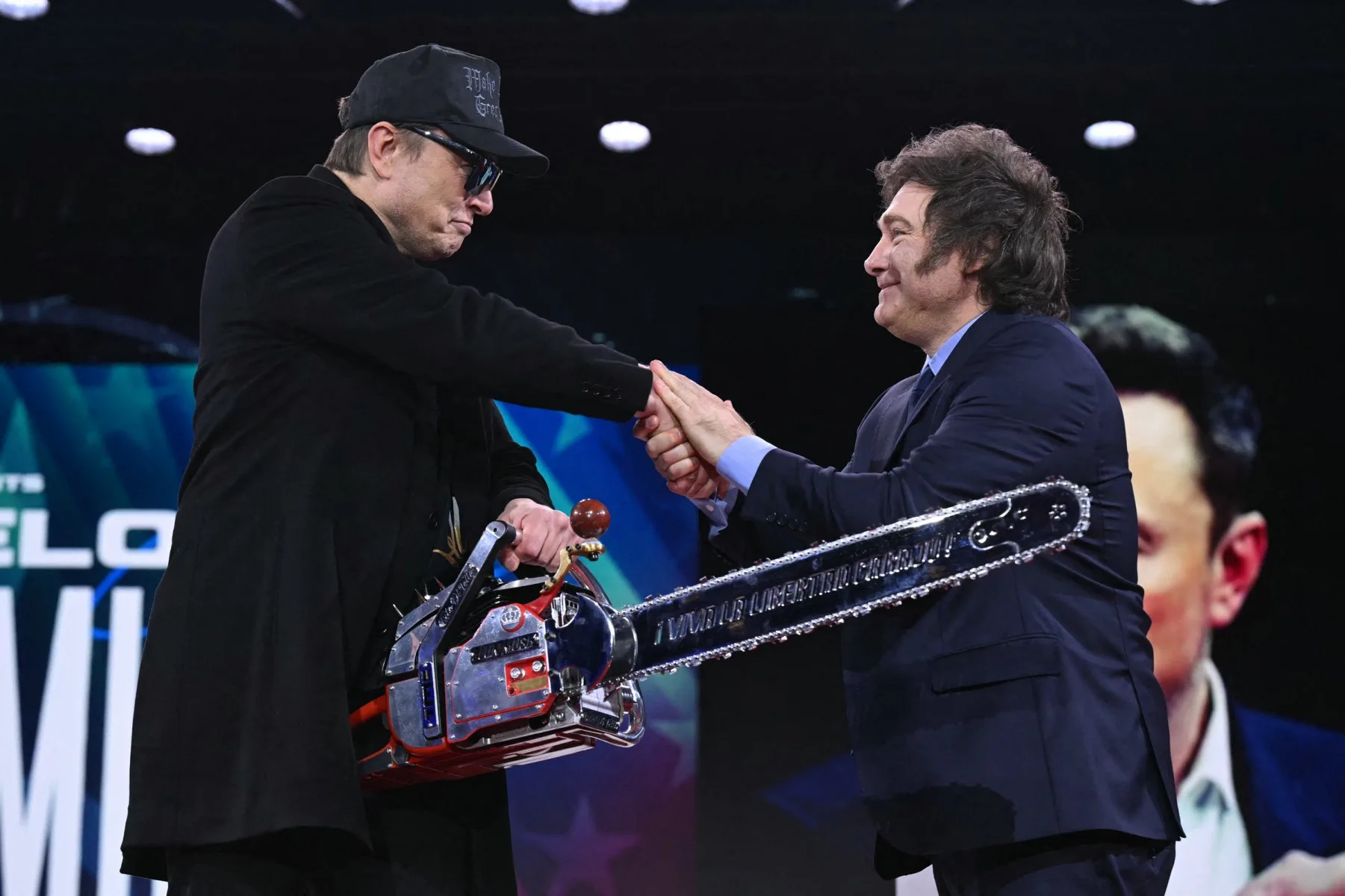 O bilionário Elon Musk recebe de presente de Javier Milei uma motosserra com a inscrição "Viva a liberdade, carajo", nos EUA, em fevereiro de 2025
