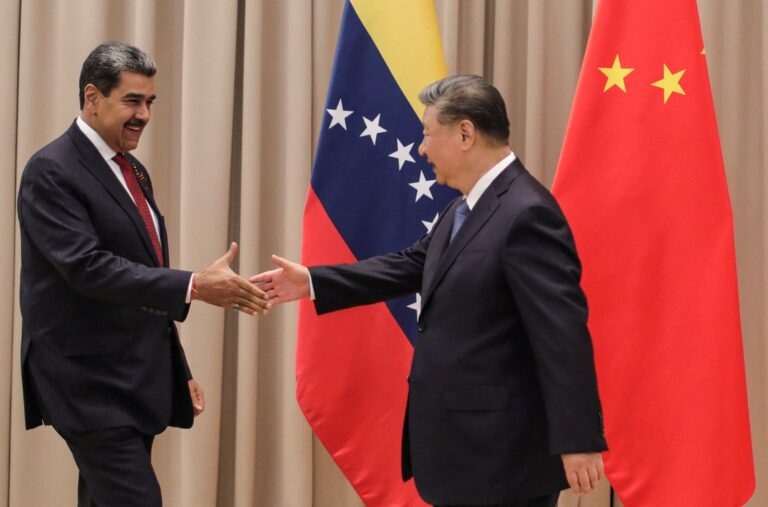 China pressiona EUA para libertação imediata de Maduro e esposa e pede garantia de segurança