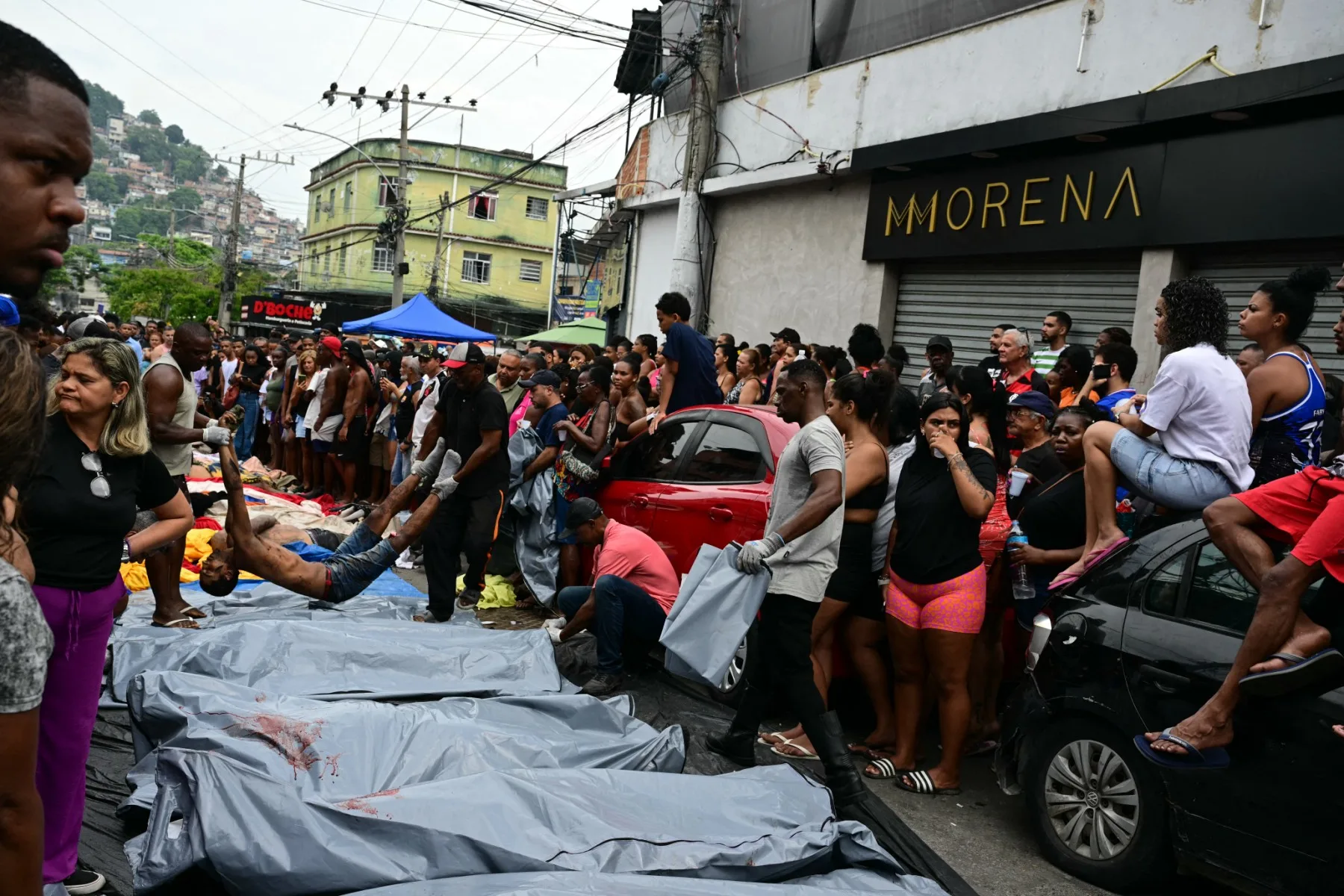Pessoas enfileiram corpos na Praça São Lucas, na favela Vila Cruzeiro, Complexo da Penha, Rio de Janeiro, Brasil, em 29 de outubro de 2025, após a Operação Contenção.