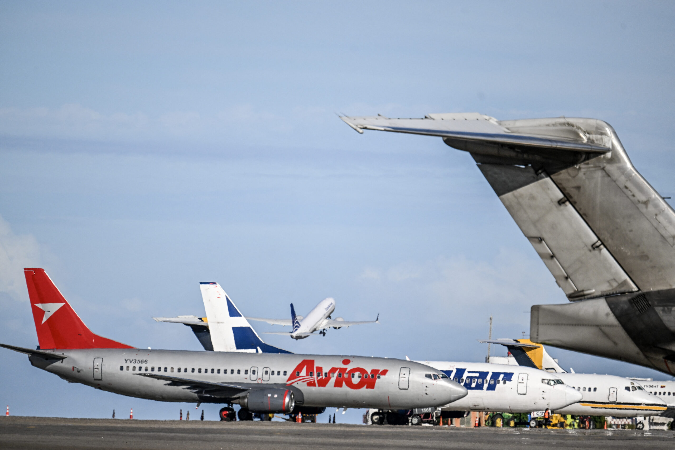 Um avião da Copa Airlines decola no Aeroporto Internacional Simón Bolívar, em Maiquetía, Venezuela, em 3 de dezembro de 2025. Empresa foi uma das últimas a suspender operações e a primeira a retomar os voos