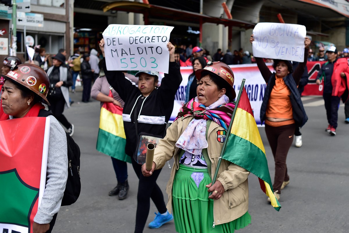 Donas de casa se juntam a marcha de mineiros, filiados à Central Operária Boliviana (COB), contra a eliminação dos subsídios aos combustíveis