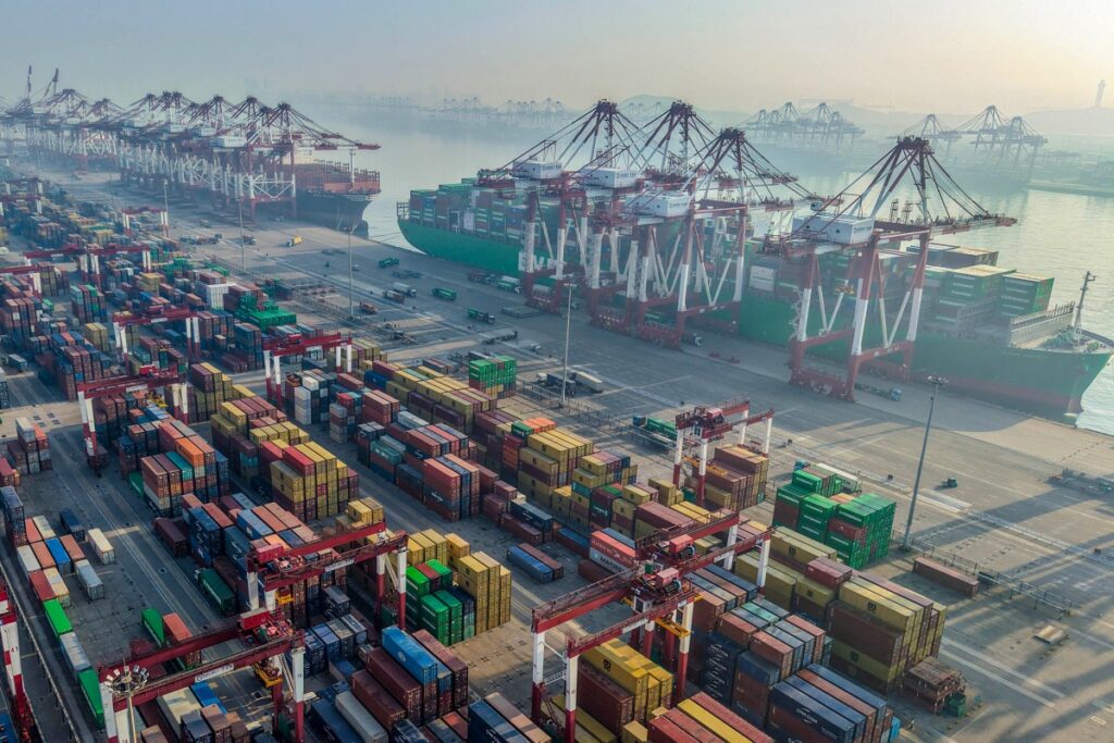 Vista aérea de porto em Qingdao, no oeste da China, país teve superávit comercial recorde em 2025