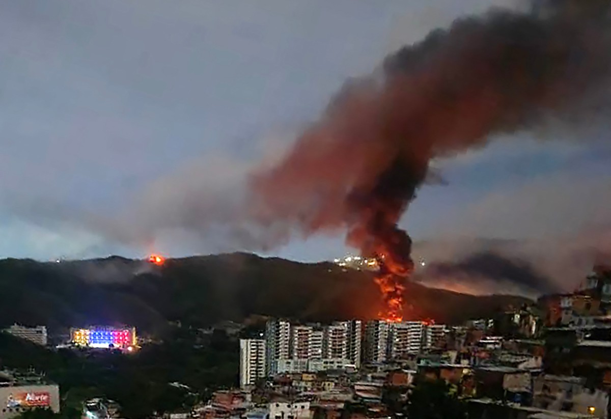 A capital Caracas foi uma das regiões mais atingidas pelo bombardeio dos Estados Unidos; na foto, o forte Tiuna, ao fundo, em chamas