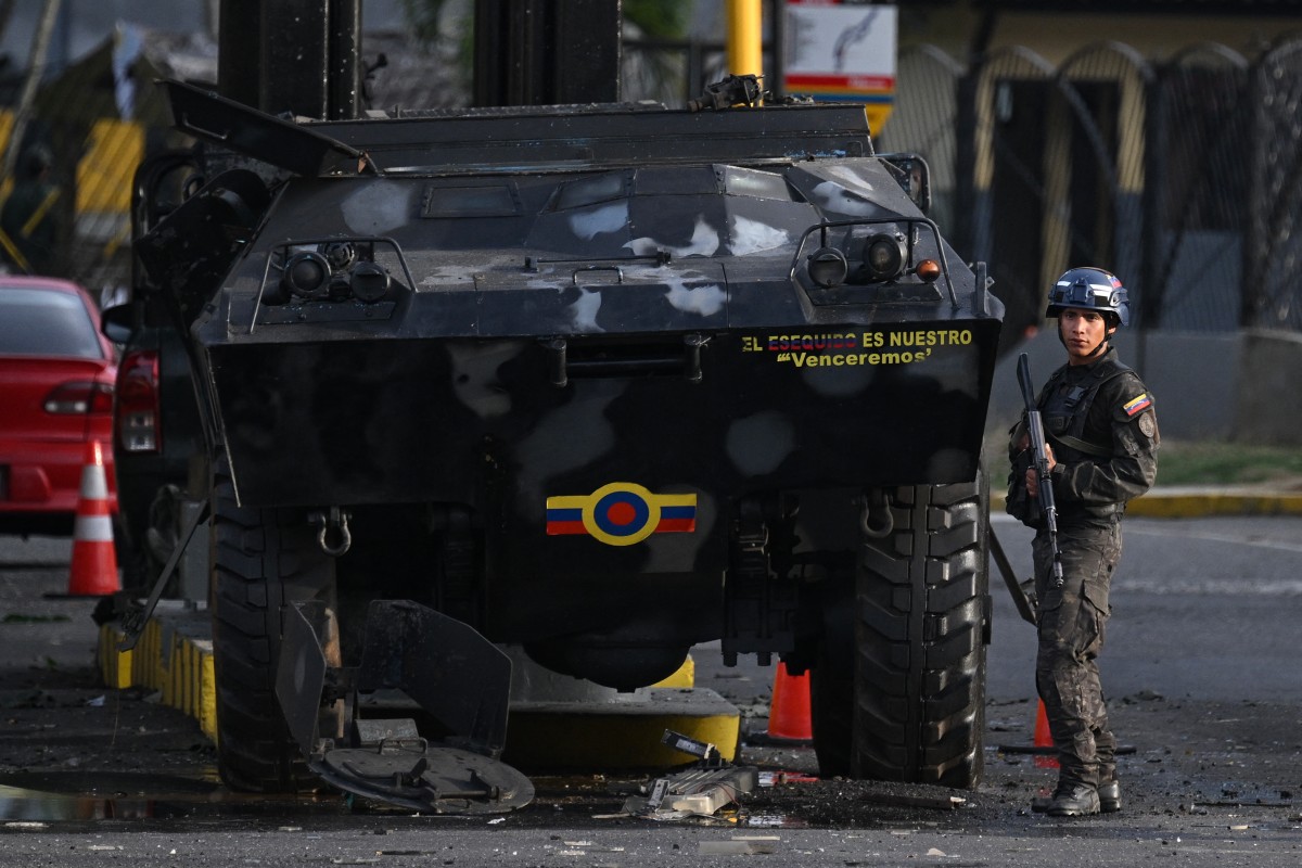 Integrante da Guarda Nacional faz a segurança no Forte Tiuna, maior complexo militar da Venezuela, em Caracas, neste sábado (3), após forças dos Estados Unidos capturarem o presidente Nicolás Maduro depois de um “ataque em grande escala” ao país sul-americano.