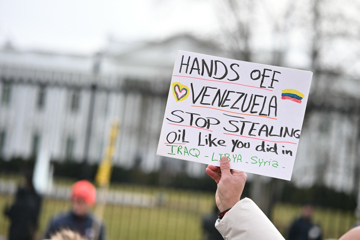 Manifestantes participam de um protesto contra ação militar dos EUA na Venezuela, na Praça Lafayette, em frente à Casa Branca, em Washington, no dia 3 de janeiro