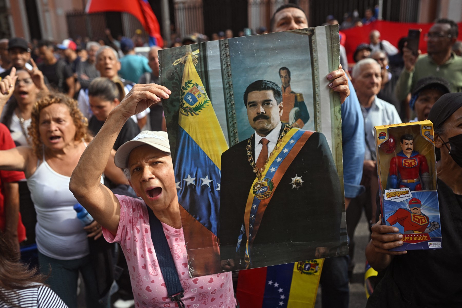 Uma mulher segura um retrato do presidente venezuelano Nicolás Maduro, sequestrado pelas forças militares dos Estados Unidos
