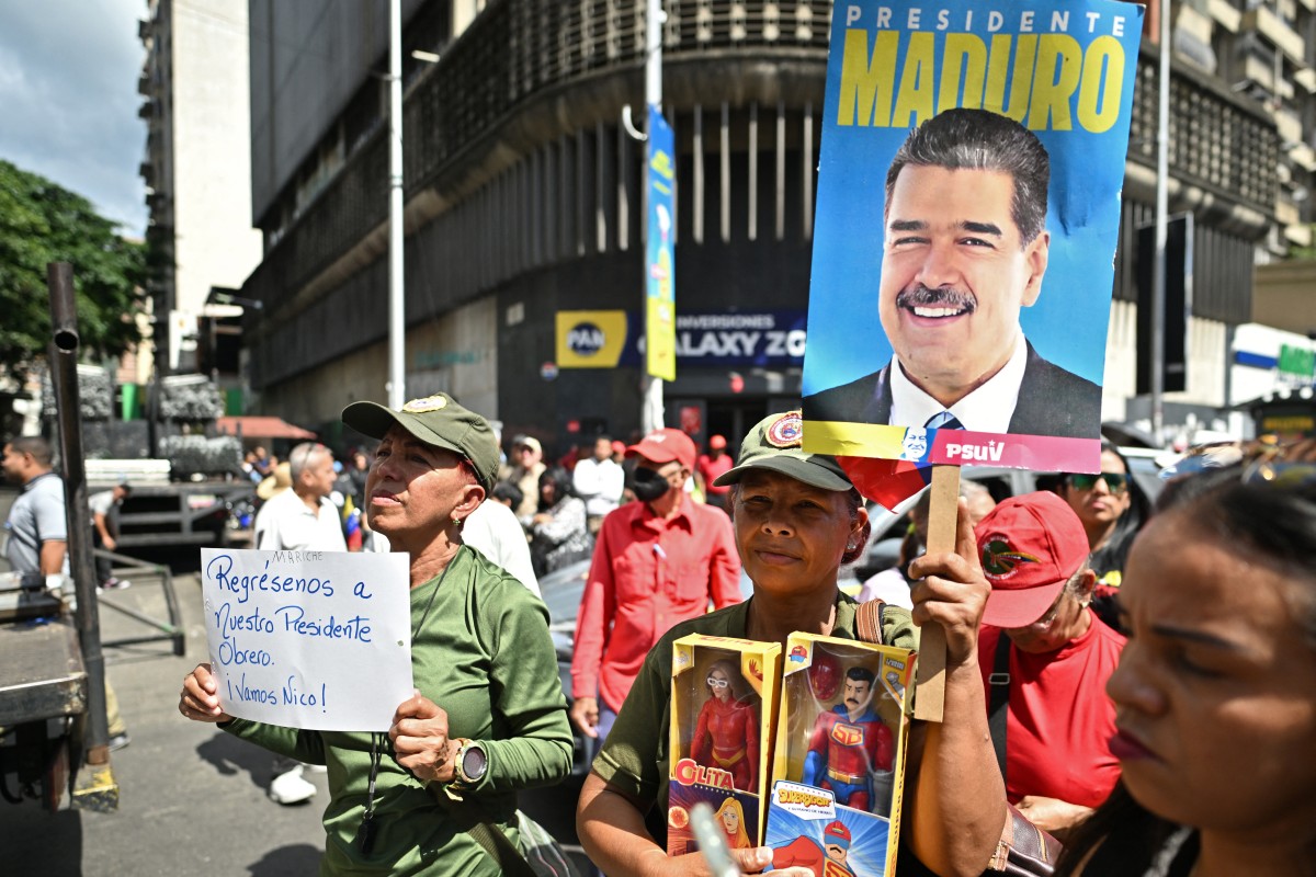 'Devolvam nosso presidente trabalhador. Vai, Nico!': apoiadora de Maduro durante uma manifestação em Caracas, em 4 de janeiro de 2026, um dia após a captura do presidente em um ataque dos EUA