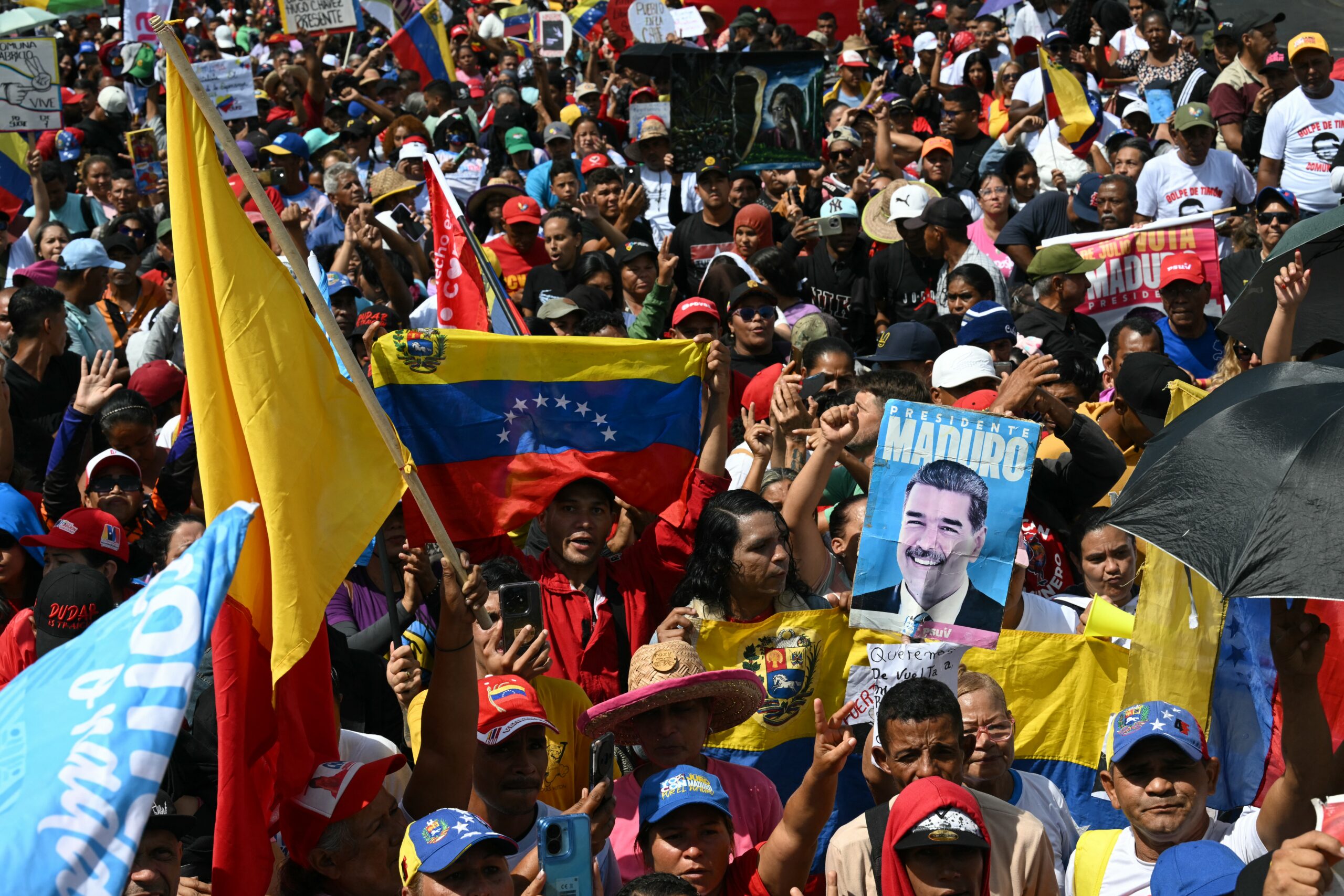 Massivas manifestações em Caracas em defesa da soberania venezuelana, da continuidade da revolução e da liberdade de Maduro e Flores.