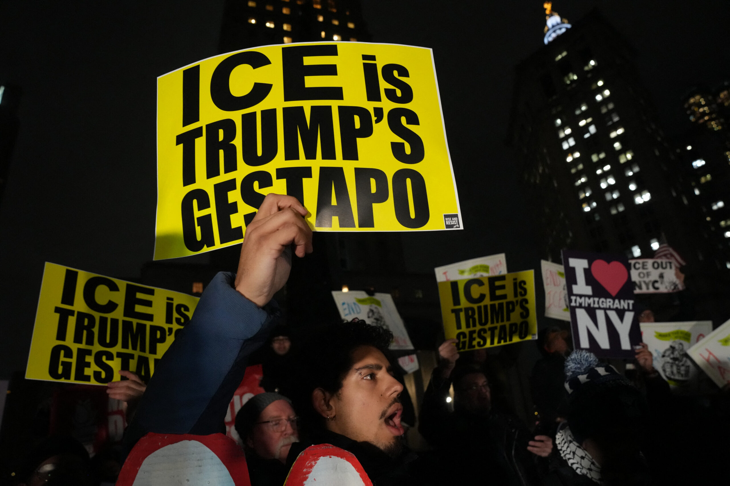 Cartaz compara o Serviço de Imigração e Alfândega dos EUA (ICE para “Immigration and Customs Enforcement” em inglês) com a polícia secreta da Alemanha nazista, a Gestapo