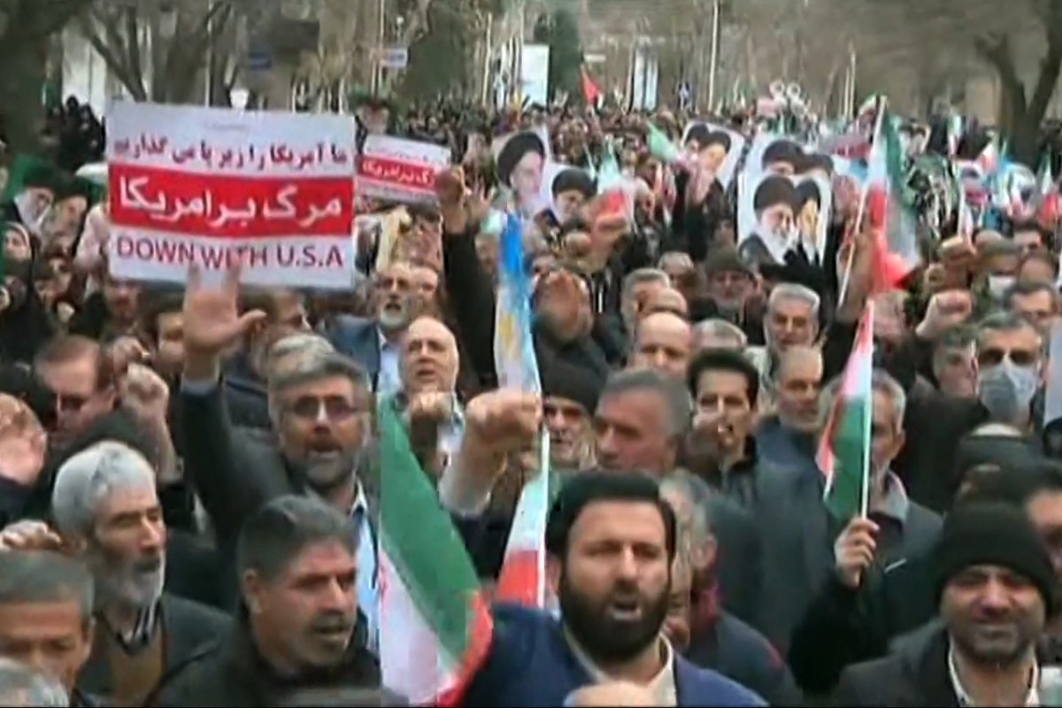 Imagem extraída de vídeo divulgado pela Iran Press, em 9 de janeiro de 2026, mostra manifestantes pró-governo