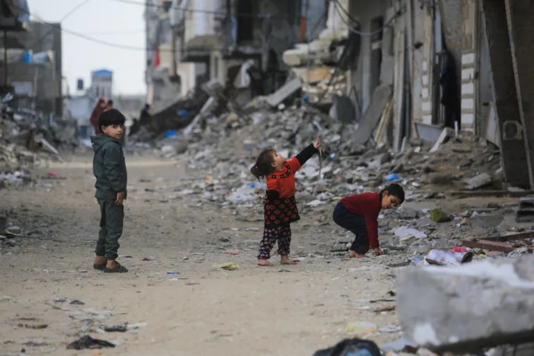 Crianças de Gaza recebem materiais escolares e recreativos pela primeira vez após dois anos