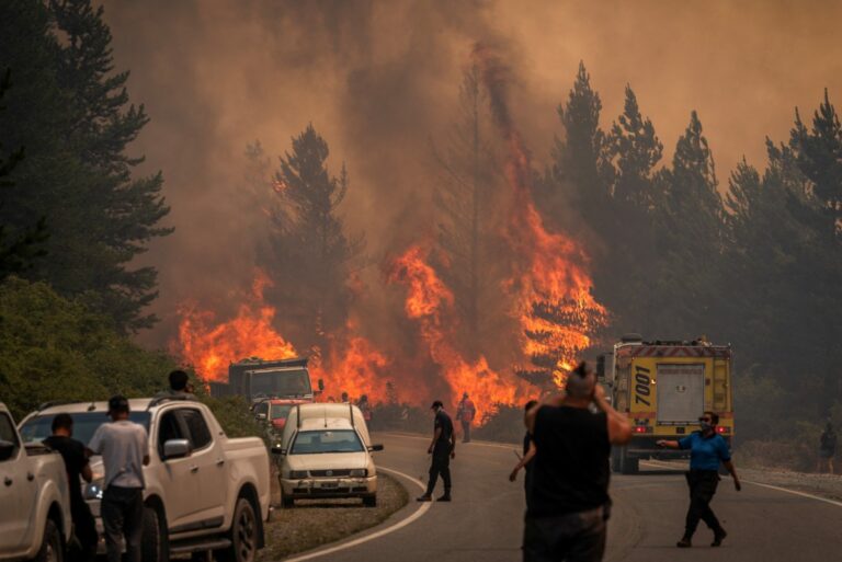 Em chamas, Patagônia vive tragédia ambiental sob Milei, que cortou verba de prevenção