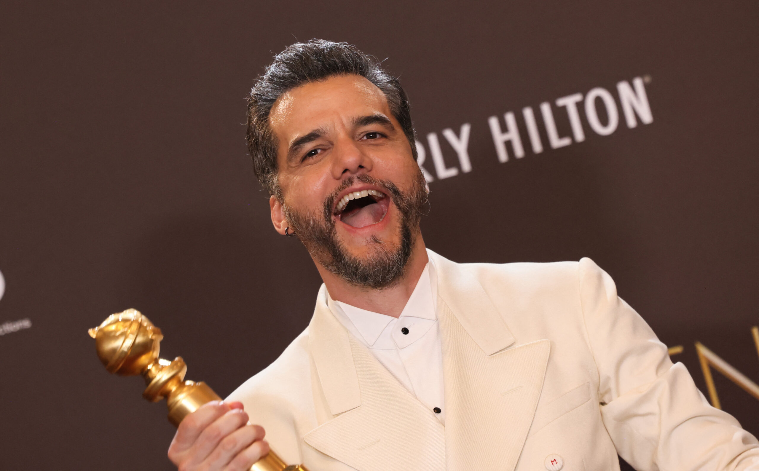 Wagner Moura com a prêmio de Melhor Ator em filme de drama do Globo de Ouro