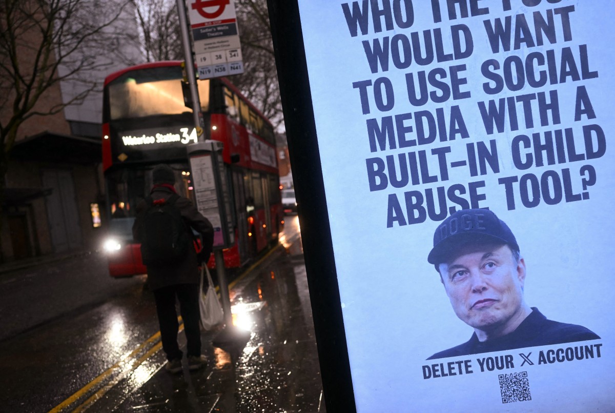 Cartaz em ponto de ônibus em Londres critica Elon Musk e convoca usuários a apagarem suas contas no X, por causa da ferramenta de geração de imagens da IA Grok. A ação é assinada pelo coletivo britânico “Everyone Hates Elon” e foi registrada em 13 de janeiro de 2026.