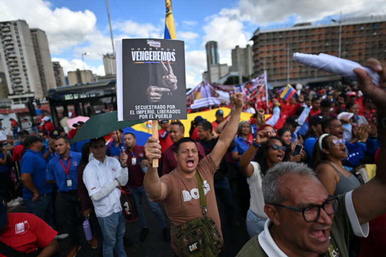Pelo 10º dia consecutivo, venezuelanos saem às ruas por libertação de Maduro e Cilia Flores 