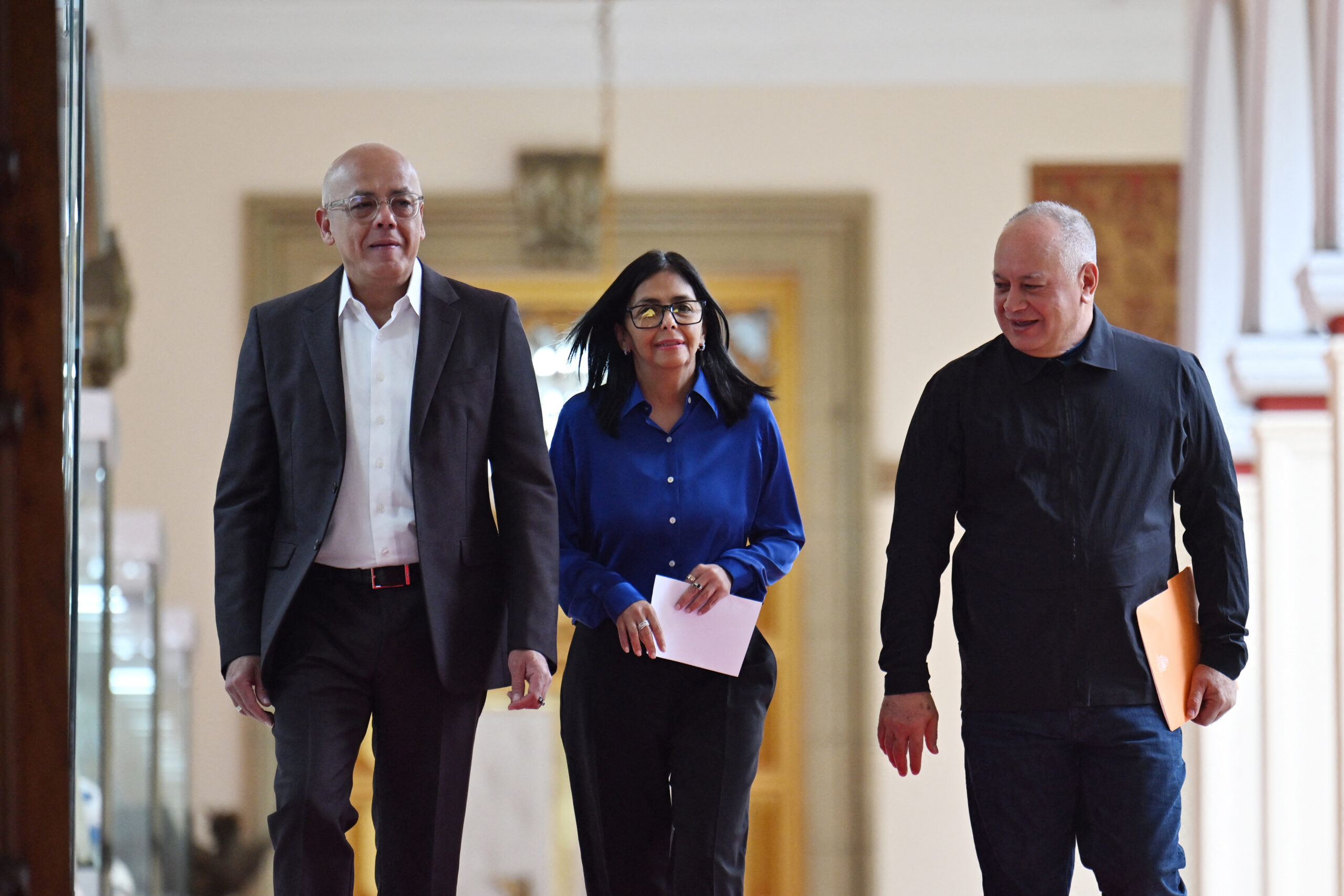 Delcy Rodríguez ao lado do irmão, que é presidente da Assembleia Nacional, Jorge Rodríguez (esquerda) e do ministro do Interior, Justiça e Paz, Diosado Cabello (direita).