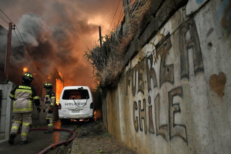 Incêndios no Chile deixam mortos e 50 mil desalojados; país decreta estado de catástrofe