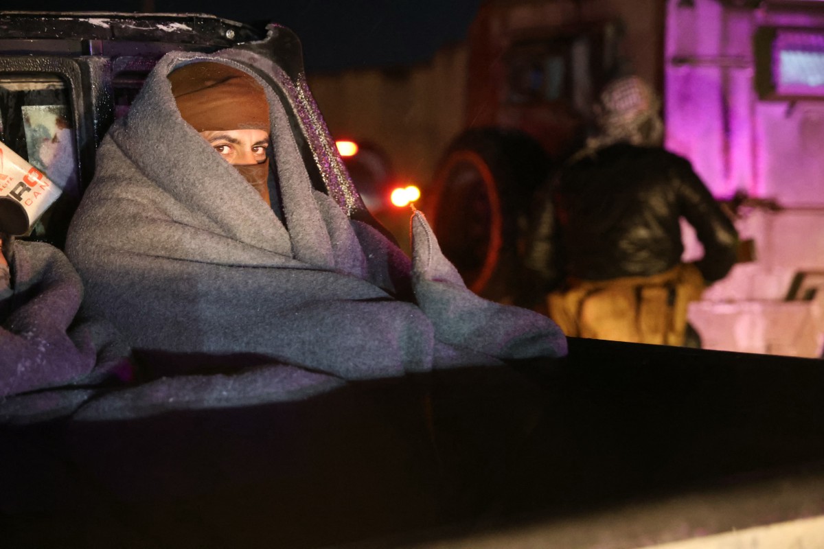 Forças Democráticas da Síria (FDS), lideradas pelos curdos, se retiram da prisão de al-Aqtan, nos arredores da cidade de Raqqa, no nordeste do país, rumo a Kobani, em 23 de janeiro de 2026