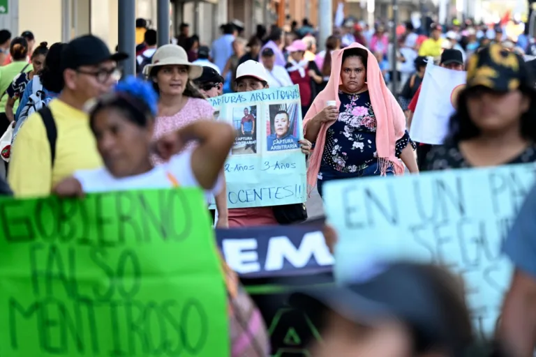 Salvadorenhos tomam as ruas da capital contra regime autoritário de ultradireitista Bukele