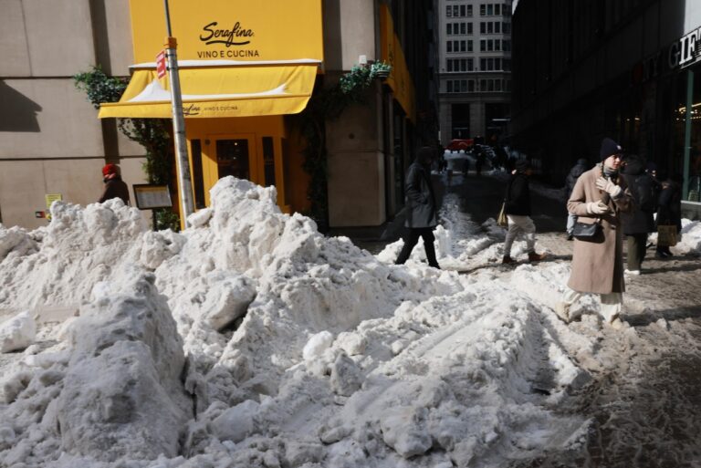 Onda de frio que deixou 30 mortos nos EUA é evidência da crise climática, alerta especialista