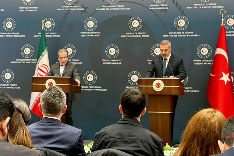 Na Turquia, chanceler do Irã abre espaço para retomar negociações nucleares com os EUA