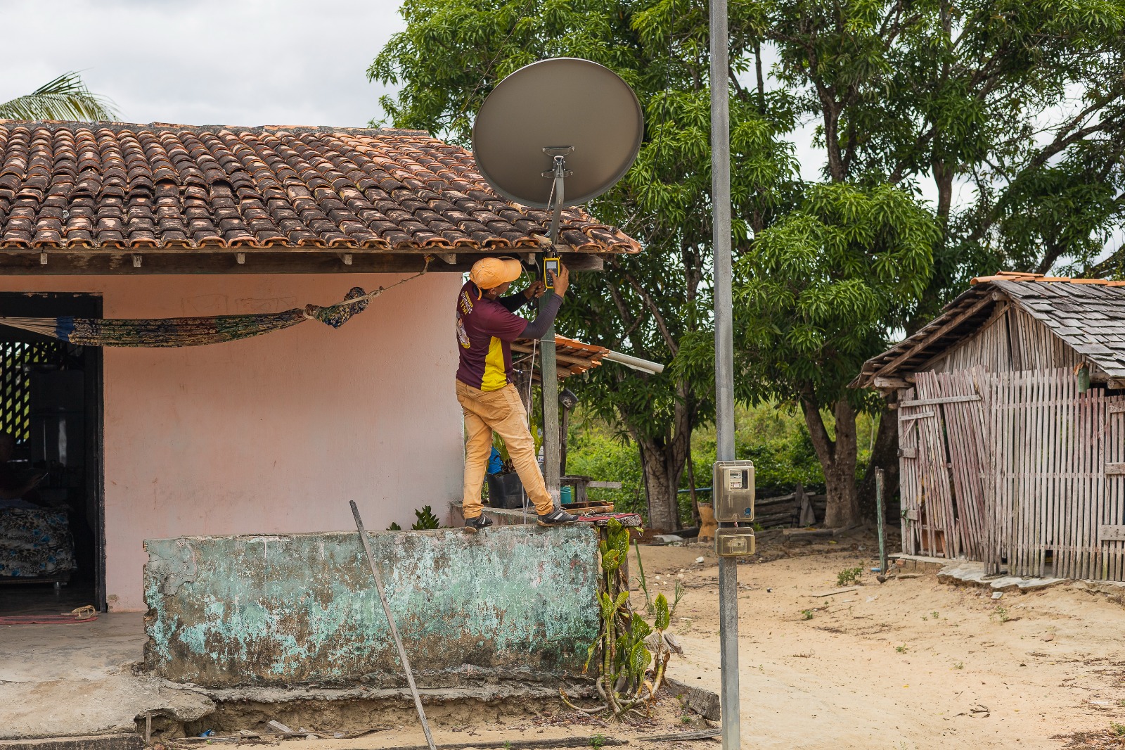 Programa federal prevê instalação gratuita de antenas parabólicas digitais para famílias de baixa renda em municípios do interior gaúcho.