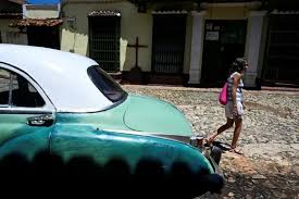 Sob chuva intensa, moradores se retiram de Playa Siboney para locais seguros antes da chegada do furacão Melissa, em Santiago de Cuba. | Crédito: YAMIL LAGE/AFP