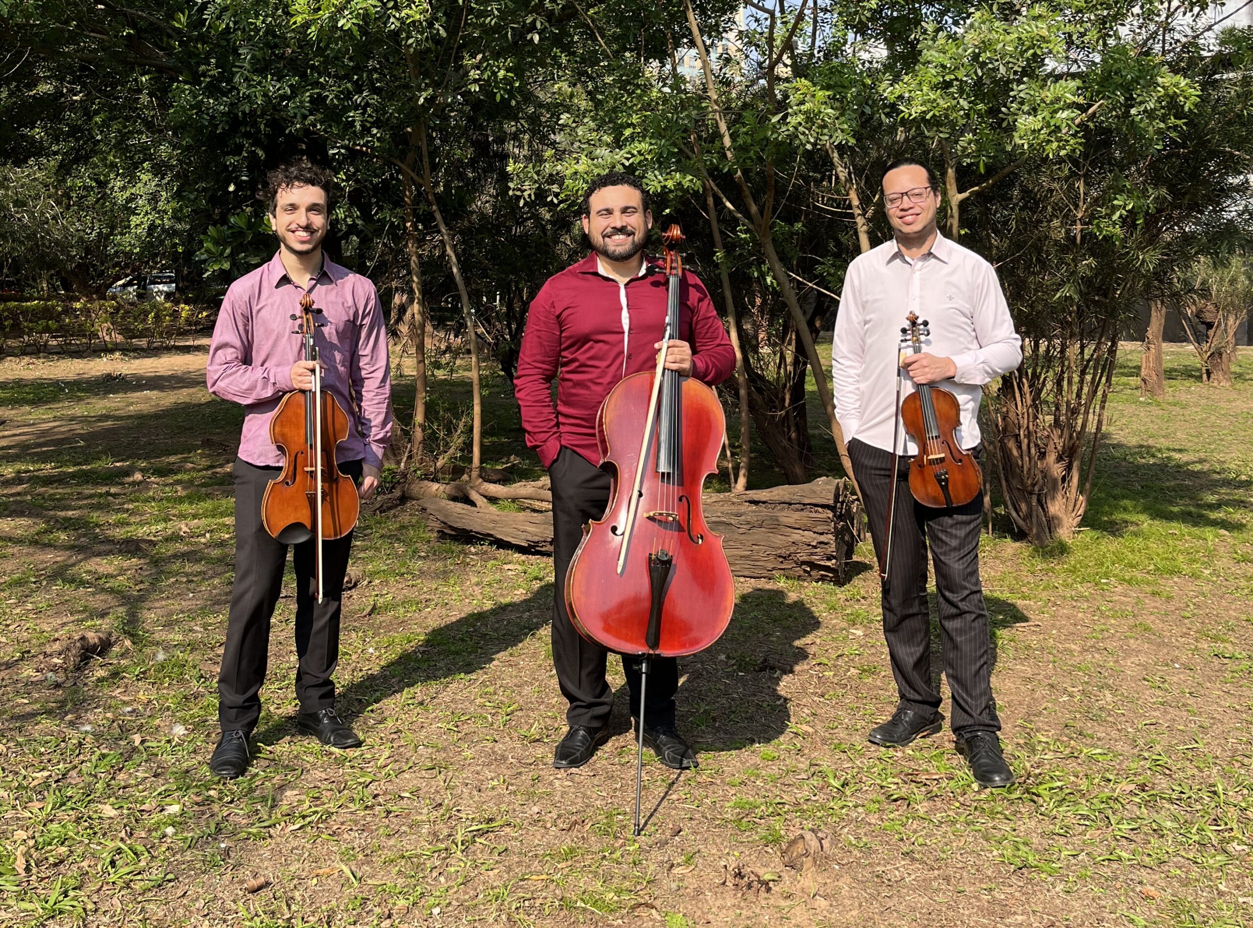 Ensemble Araçá é formado por Ariel Polycarpo (violino), Giovani Leal (viola) e Tácio Vieira (violoncelo)
