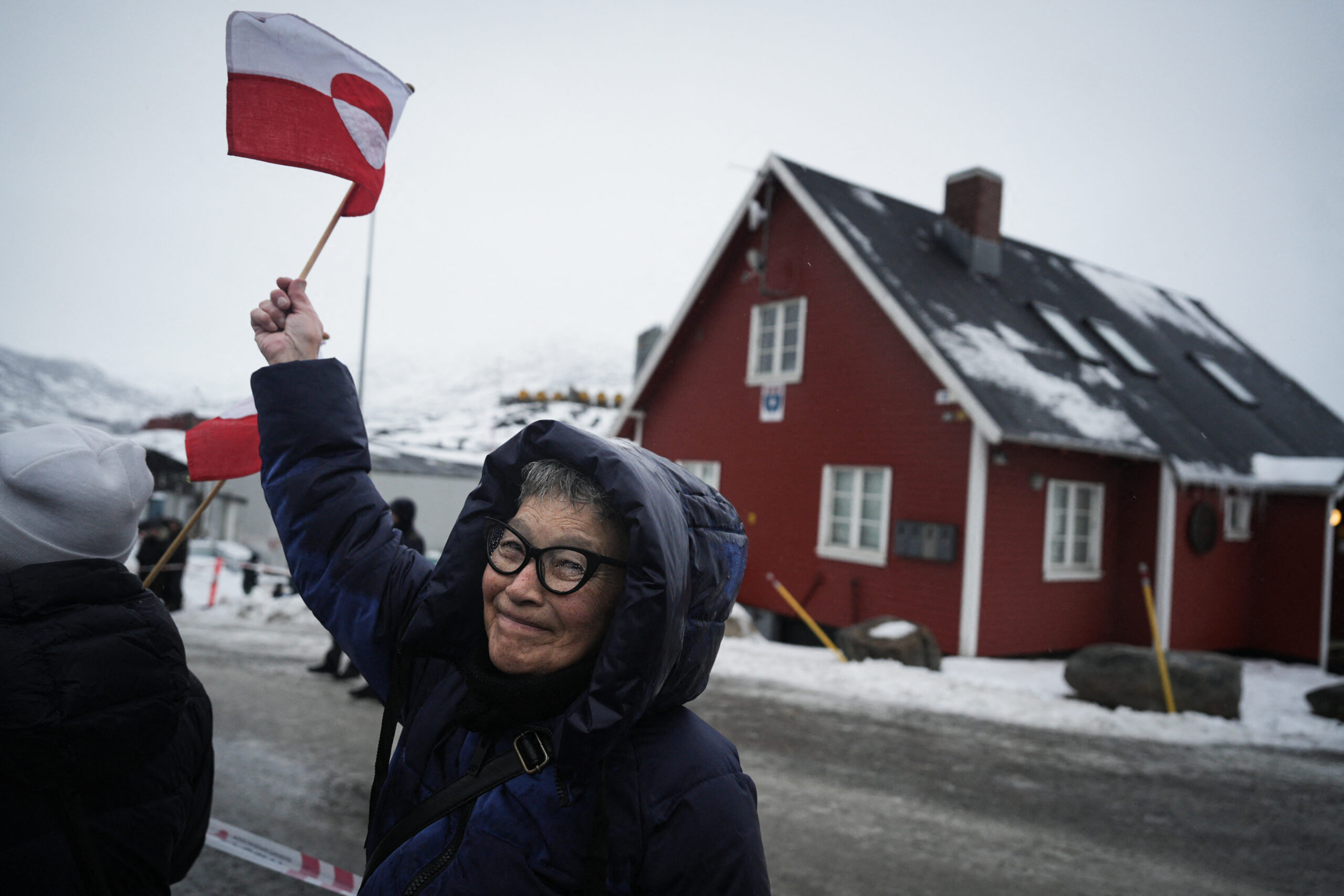 Mulher ostenta a bandeira da Groenlândia durante protesto na ilha contra as pretensões imperialistas de Donald Trump – foto: Alessandro Rampazzo/AFP