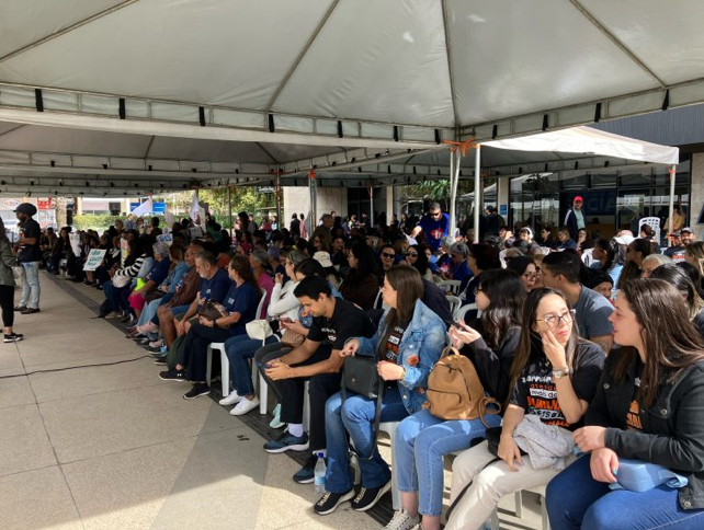 Servidores da assistência social do DF voltam à Praça do Buriti para cobrar do GDF respeito e valorização da carreira.