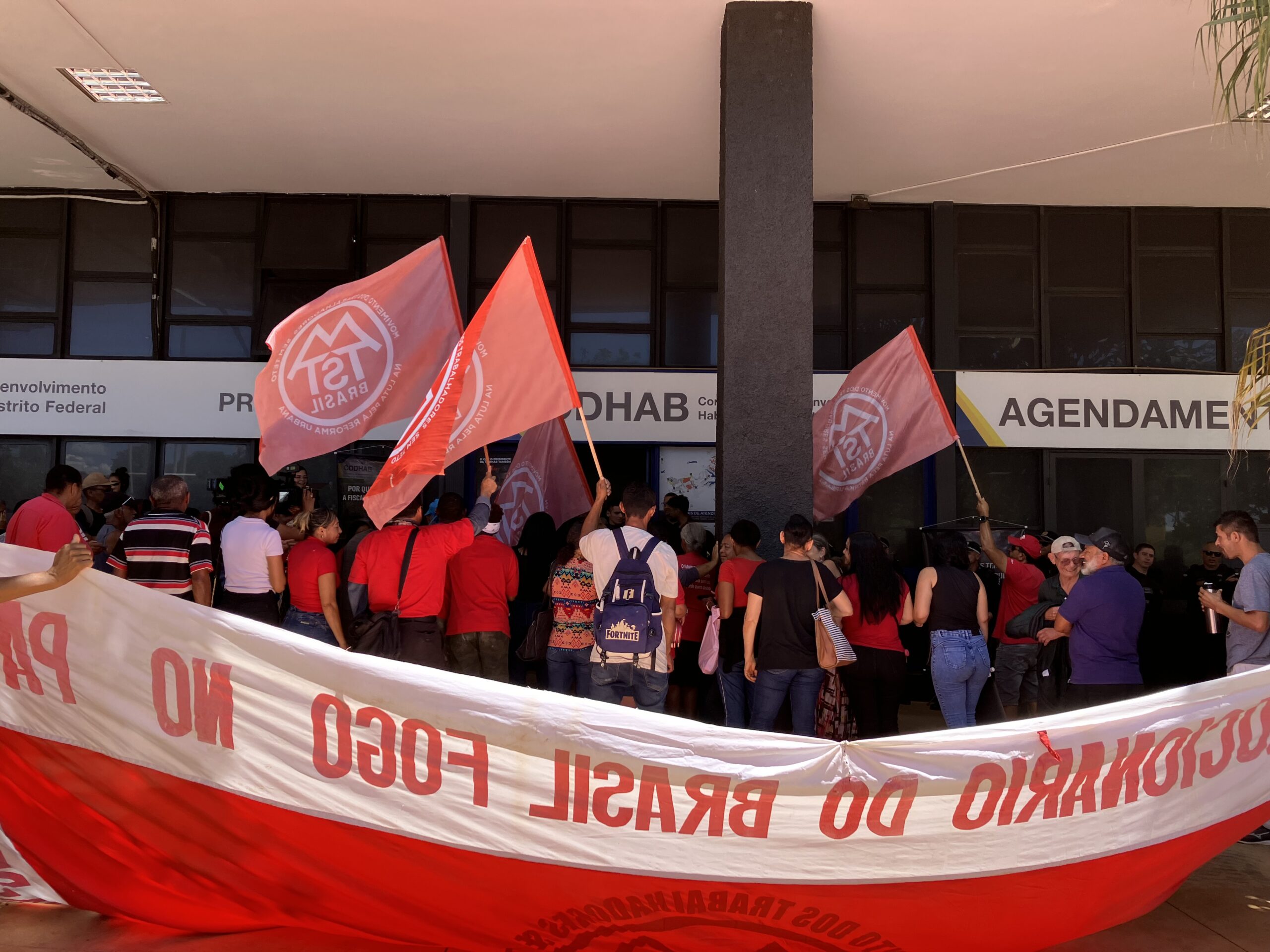Ato do MTST em frente à Codhab pressiona o GDF por participação popular e política habitacional efetiva.