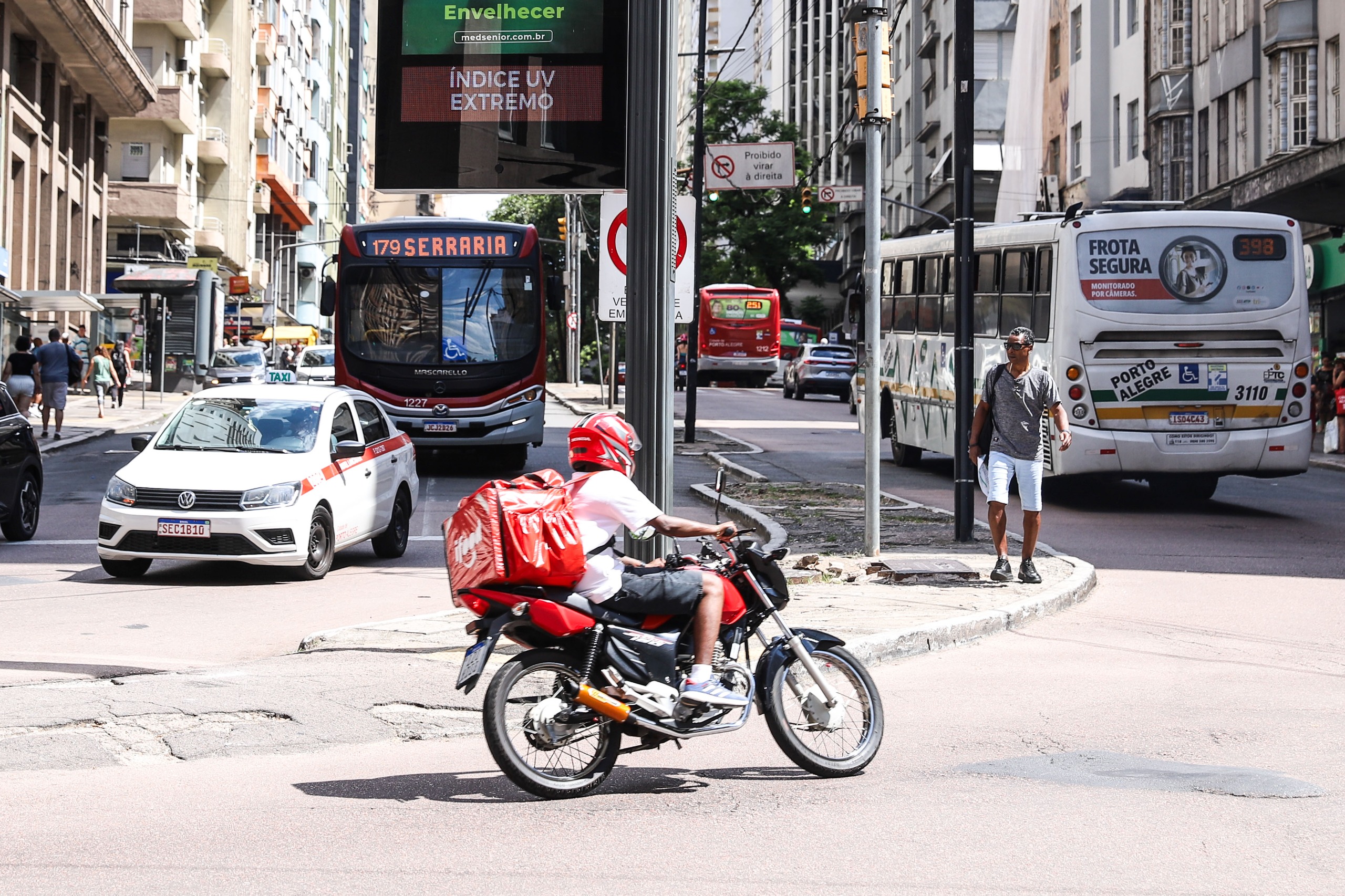 Segundo a Organização Internacional do Trabalho (OIT), 2,41 bilhões de trabalhadores (o equivalente a 71% da força de trabalho global) estão expostos aos riscos do calor excessivo, problema que resulta em 22,9 milhões de lesões e 18.970 mortes por ano no mundo