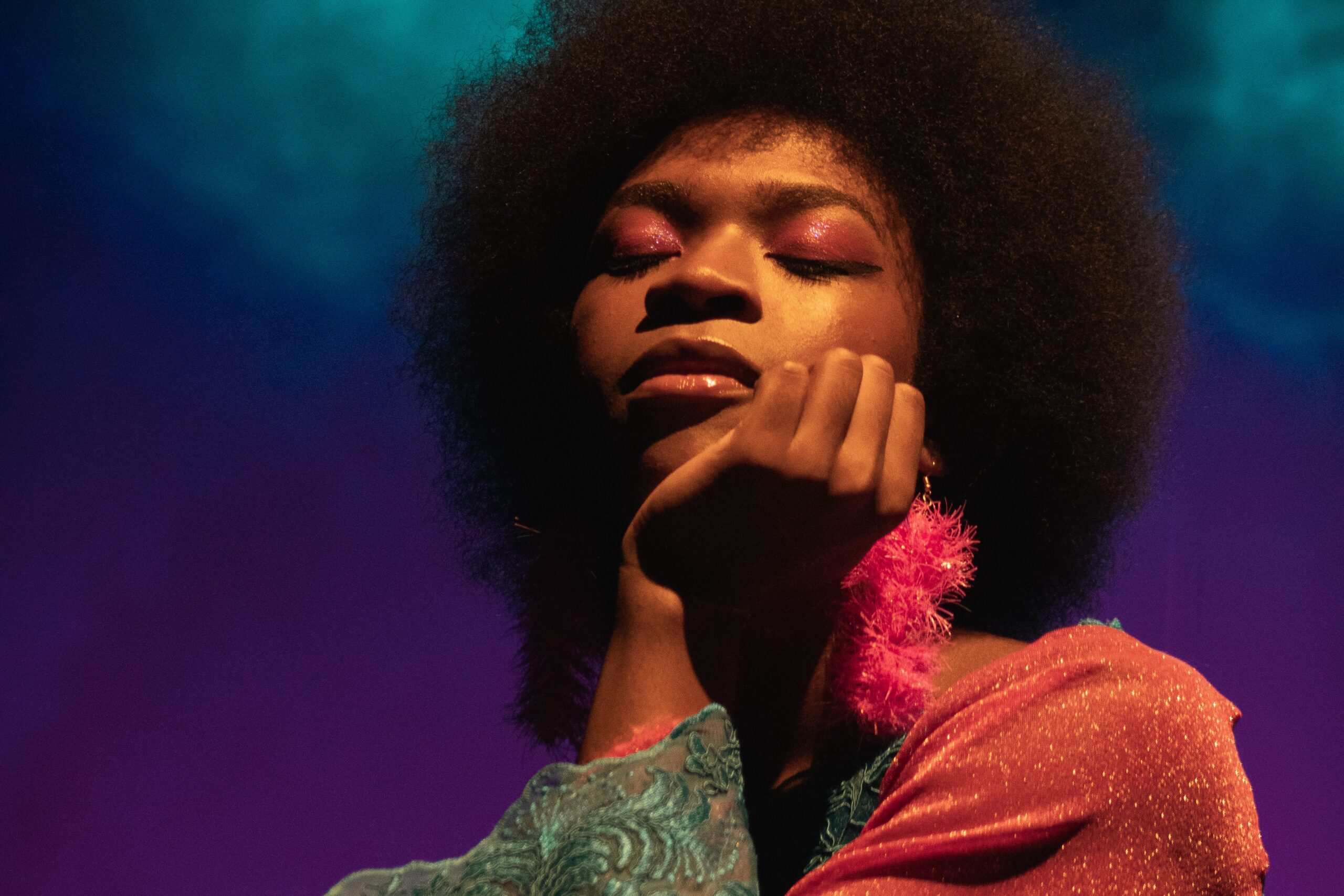 Natural de Sapucaia do Sul (RS), a artista trans e preta, Jessie Jazz, transforma voz e guitarra em gesto estético, político e emocional. Com canções próprias ela propõe um encontro direto entre artista e público — um convite à sensibilidade e à transformação